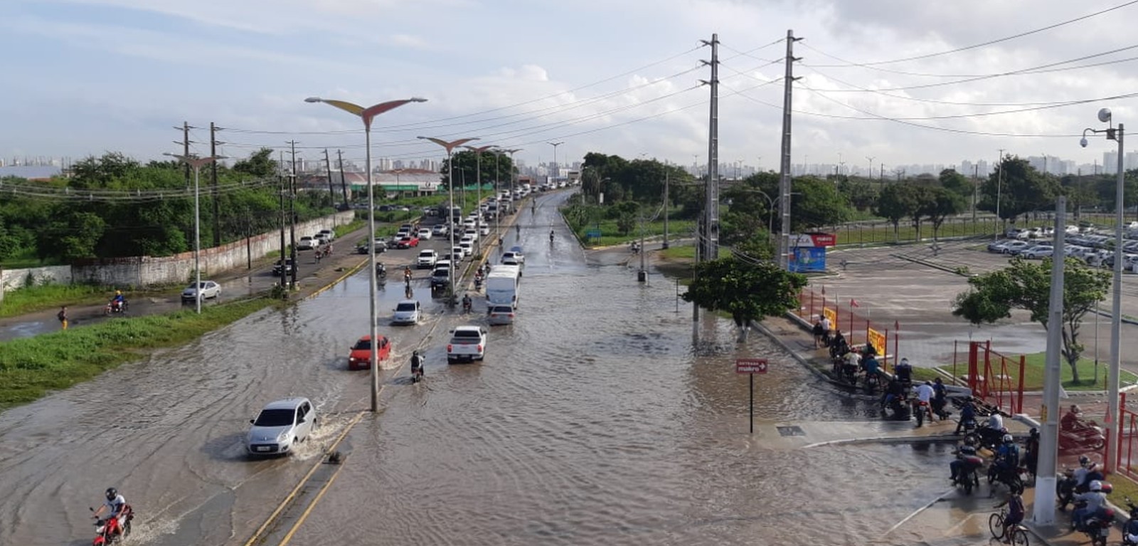 Ruas de Fortaleza continuam alagadas após maior chuva do ano na capital