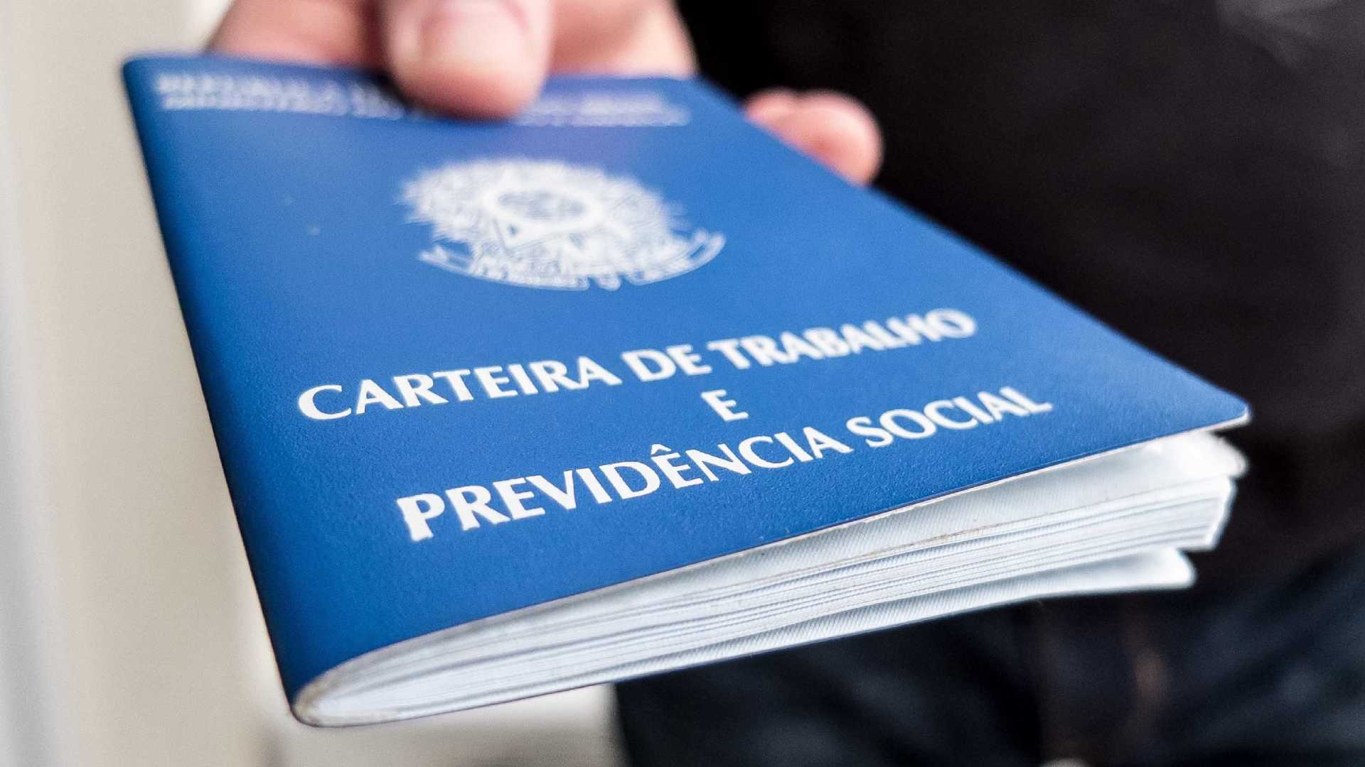 Cresce número de mais escolarizados que desistem de procurar emprego