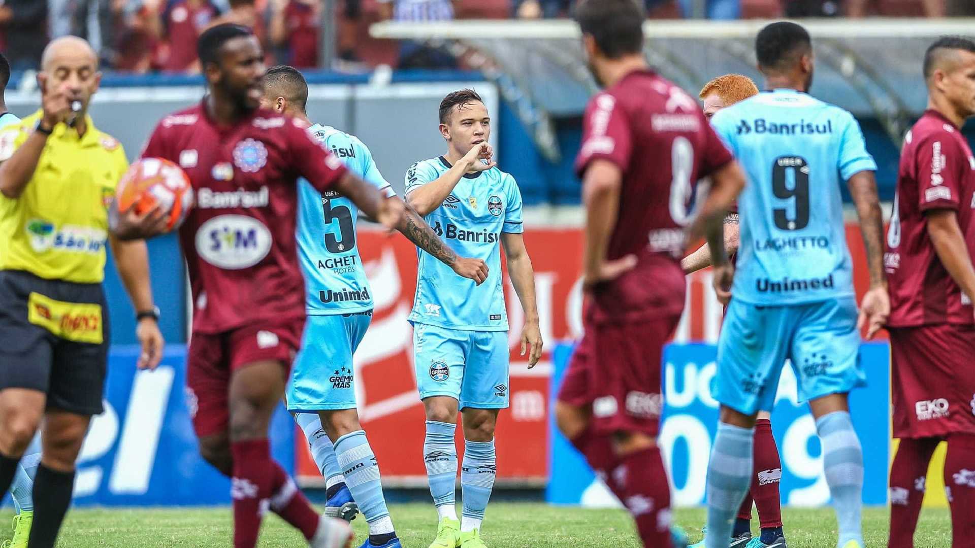 Com reservas, Grêmio vence Caxias e dispara na liderança do Gaúcho