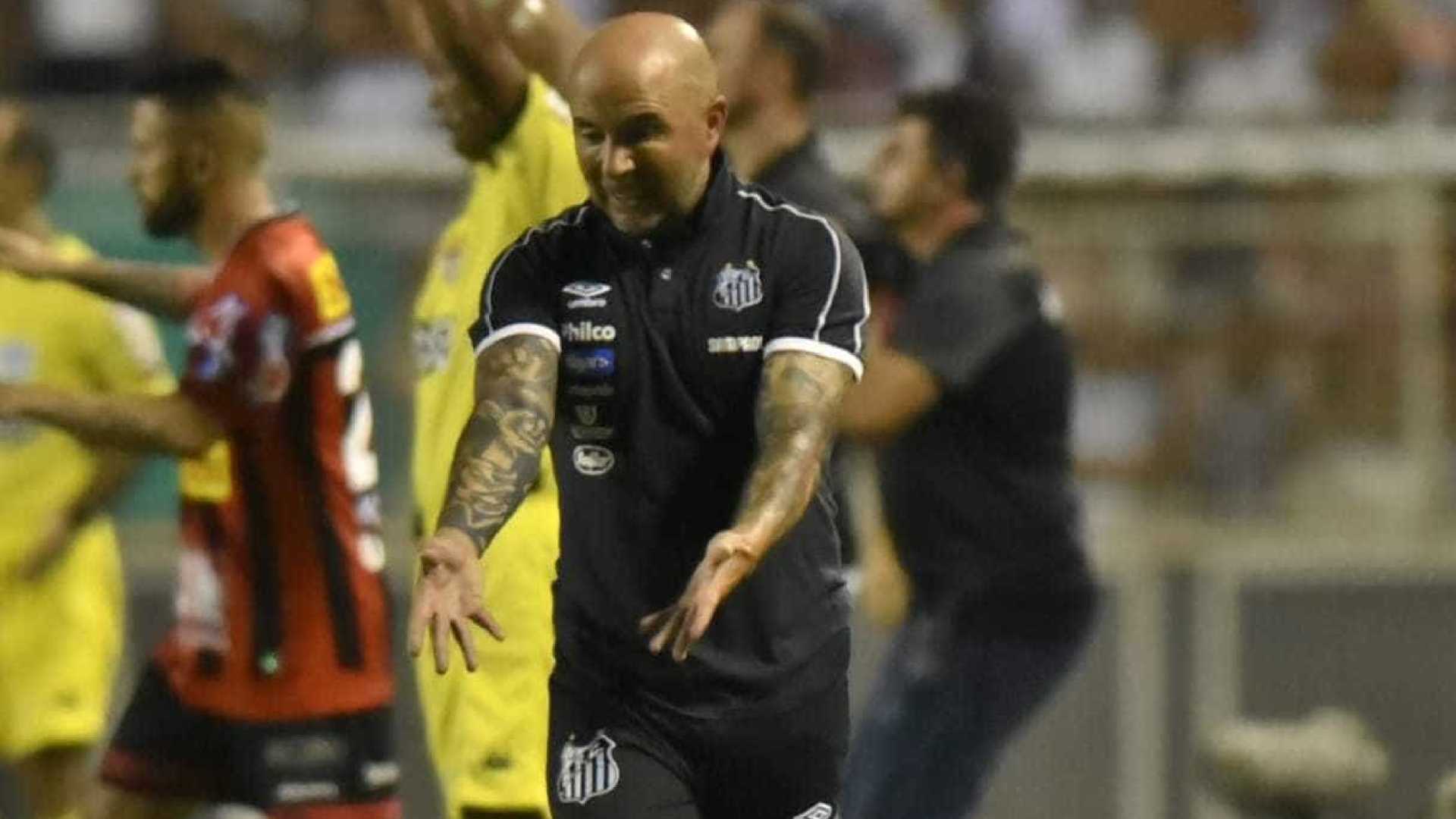 Sampaoli vê placar ‘difícil de explicar’ e fala em levantar elenco