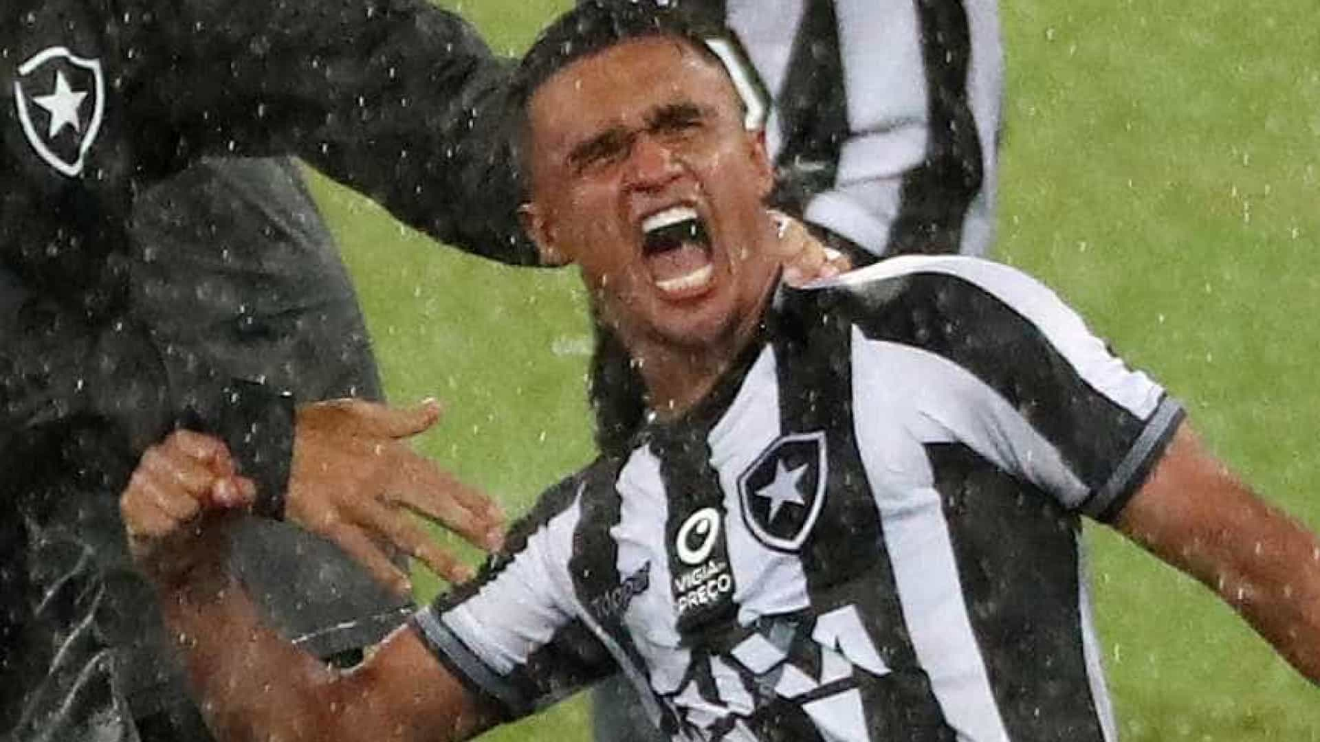 Botafogo supera chuva, e vence argentinos na Sul-Americana