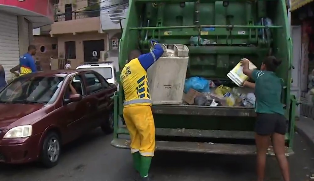 Para evitar que lixo acumule em rua, baiana instala sirene e alerta vizinhos da chegada de caminhão