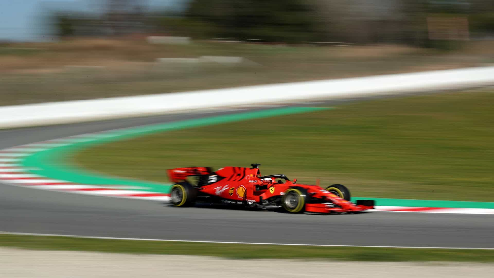 Vettel sofre acidente em corrida pela pré-temporada em Barcelona