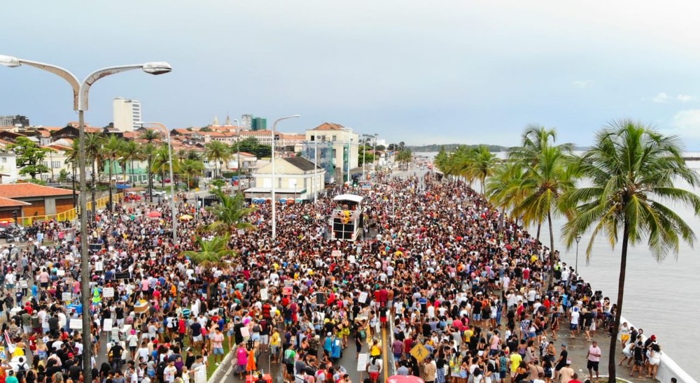 Milhares de foliões vão as ruas na abertura do pré-carnaval de São Luís