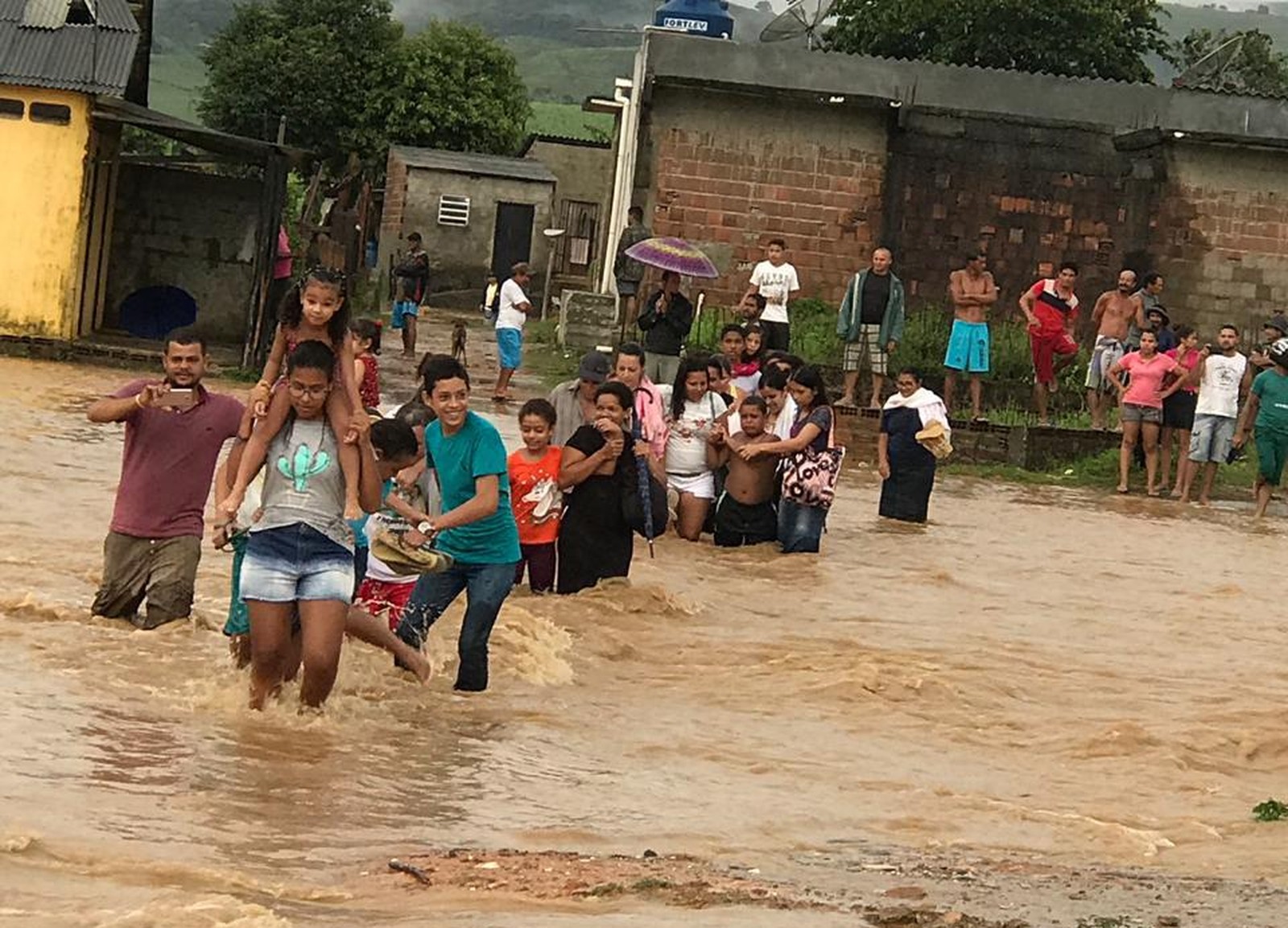 Chuva provoca destruição, fecha acessos e deixa Amaraji sem água e serviço médico