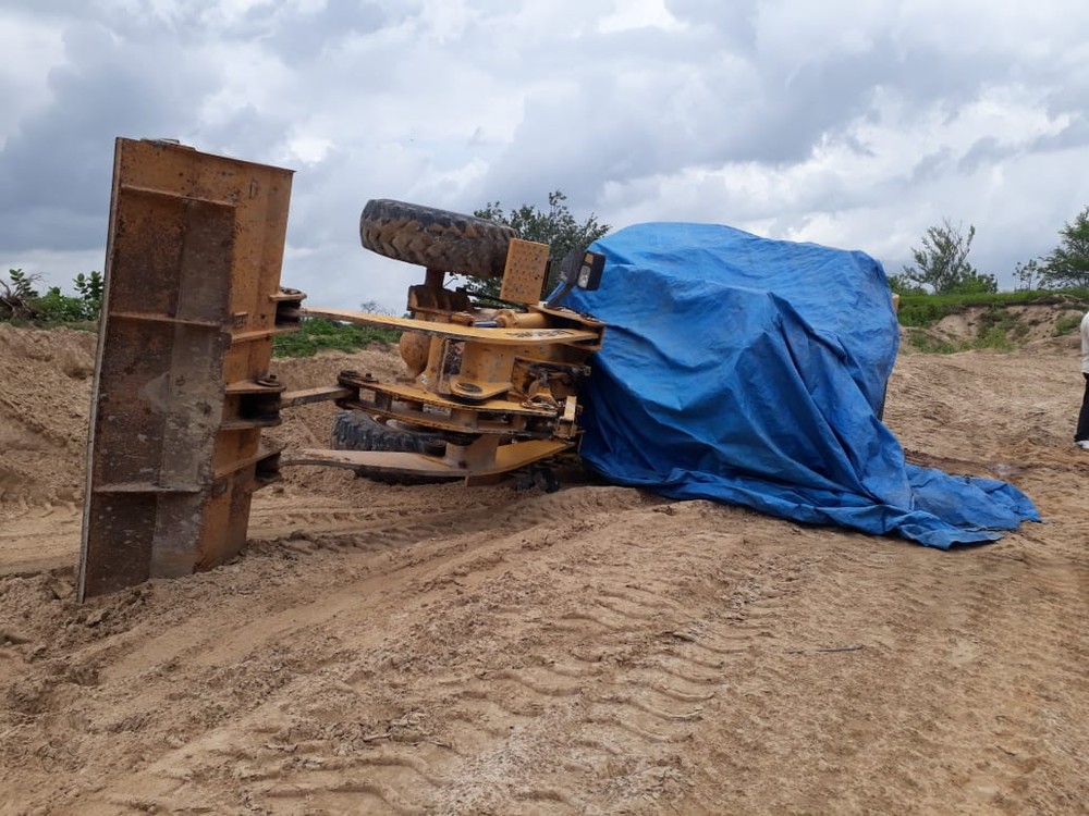 Escavadeira tomba e mata motorista em Limoeiro do Norte, no Ceará