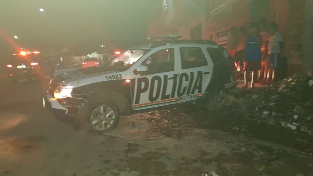 Acidente com carro de polícia durante perseguição deixa PM ferido em Fortaleza