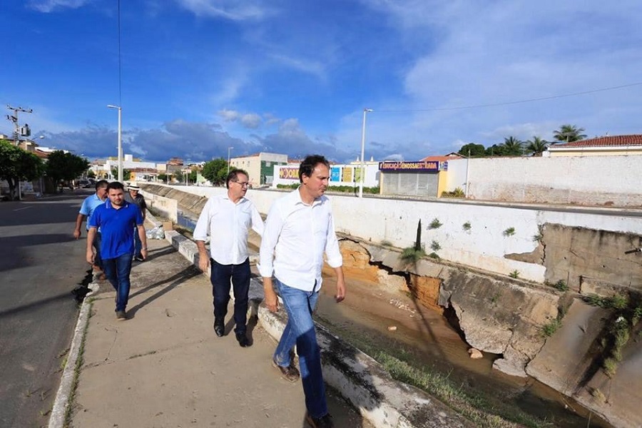 Governador acompanha situação do Canal do Rio Granjeiro e discute soluções com o prefeito Zé Ailton Brasil