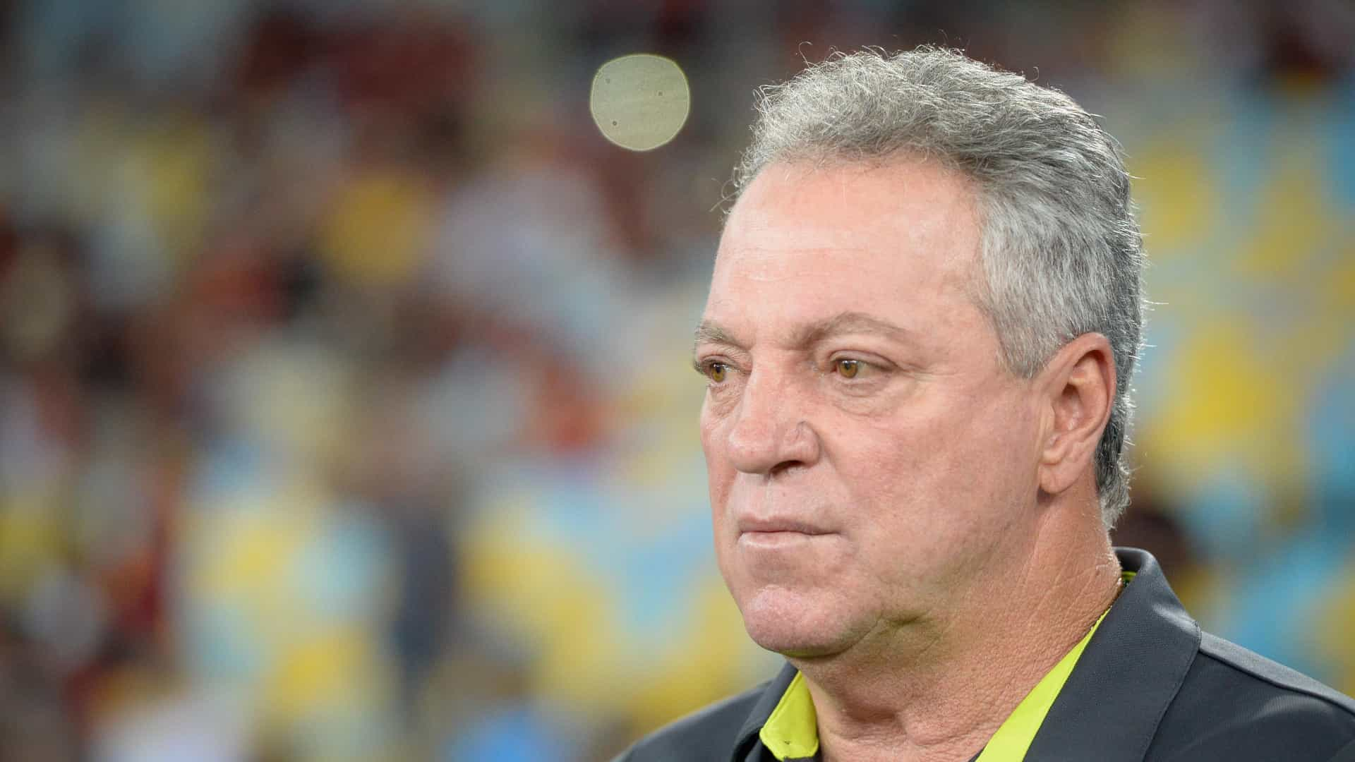 Abel critica calendário cheio do Fla e elogia estratégia do Furacão