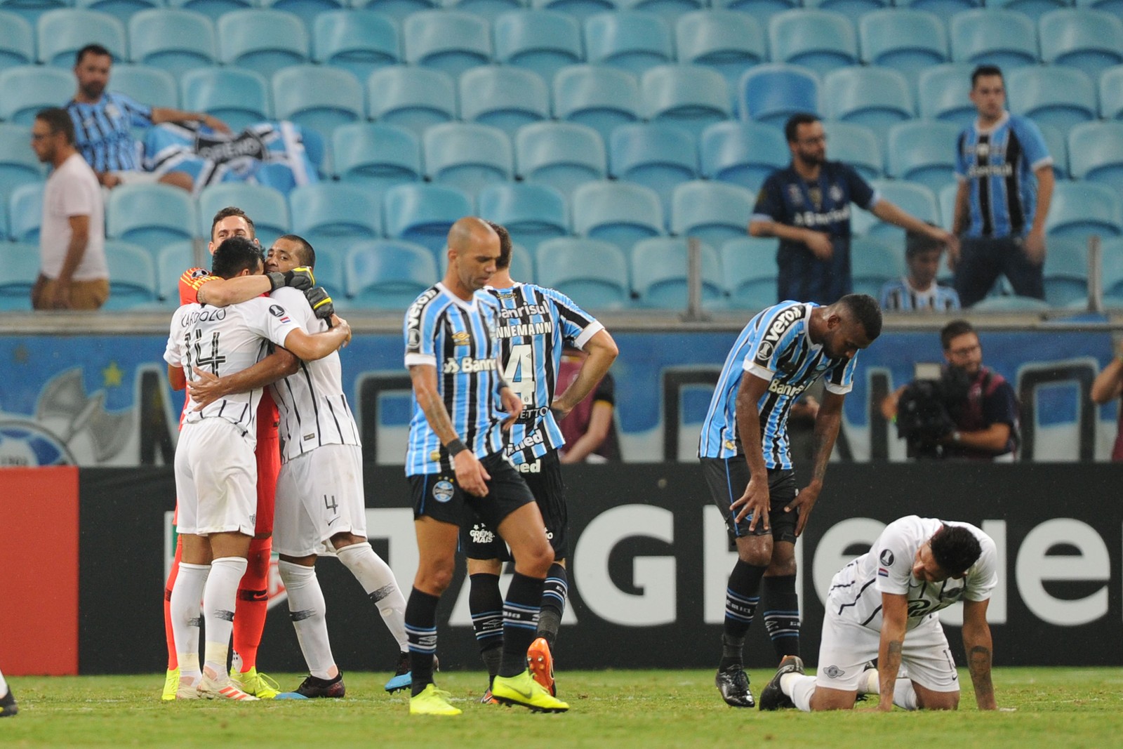 Da defesa ao ataque, Grêmio transforma “dia em noite”, acumula erros e ouve vaias