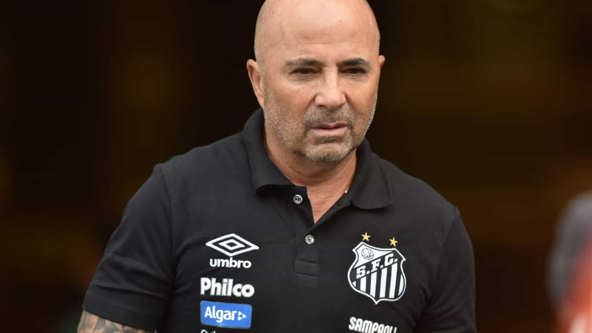 Com atraso nos pagamentos, Sampaoli diz que devolveu salário ao Santos