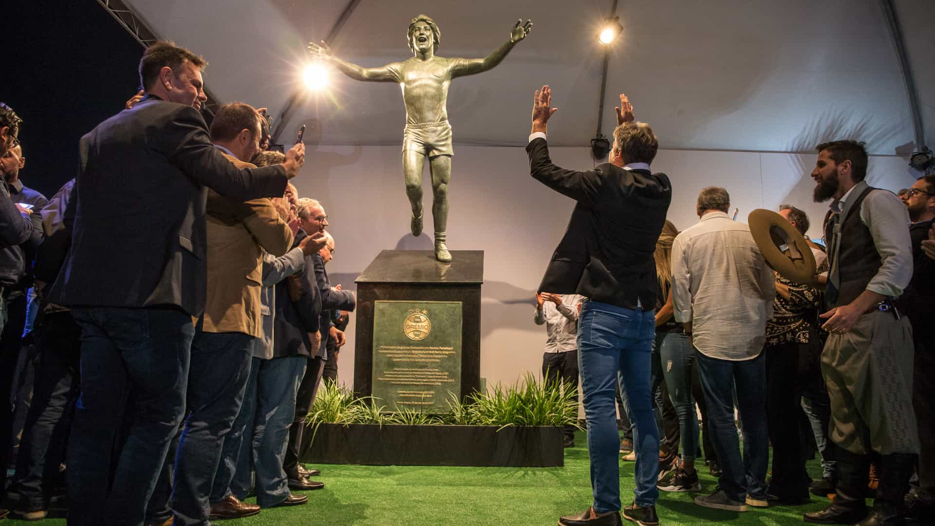 Grêmio inaugura estátua de Renato em clima de jogo na Arena