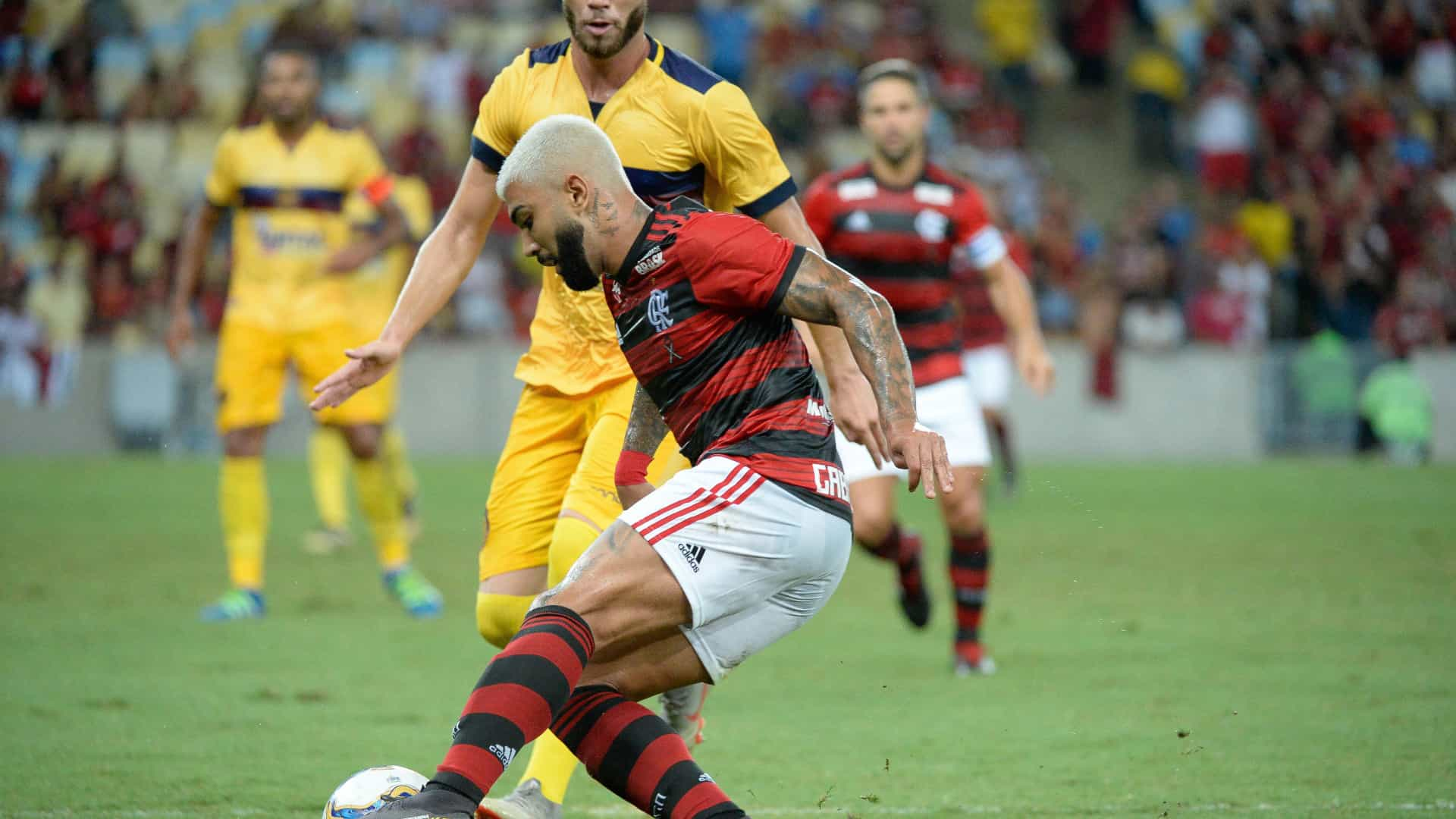 Gabigol marca, Flamengo vence o Madureira e vai à semifinal do Carioca