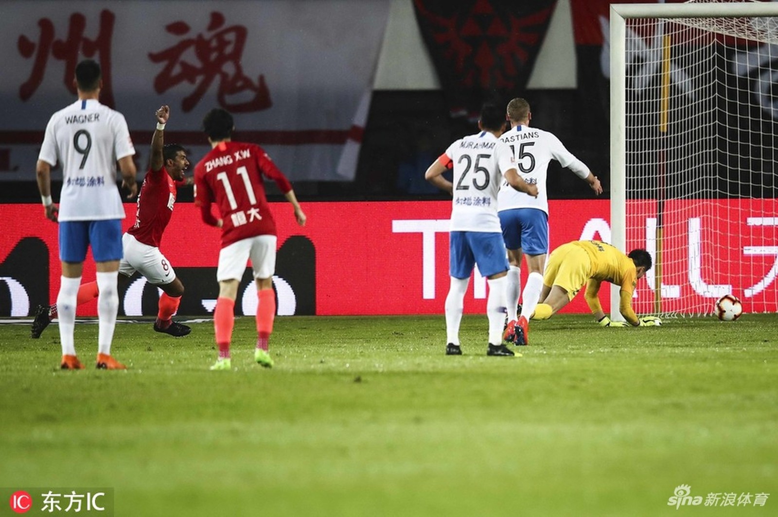 Paulinho marca de novo, goleiro leva baita frango, e Guangzhou vence no Chinês