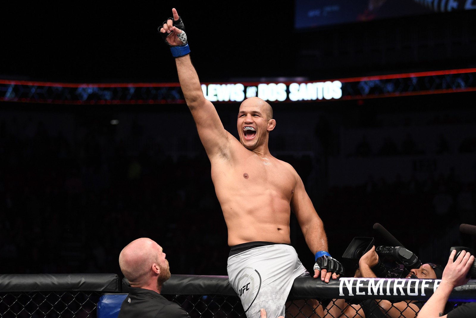 Junior Cigano mira no título após nocaute: “O cinturão, queiram eles ou não, vai acontecer”