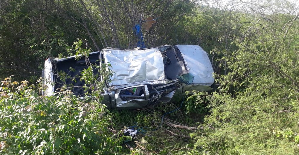 Carro capota em rodovia e dois prestadores de serviço da Polícia Civil morrem em Jucás, no Ceará