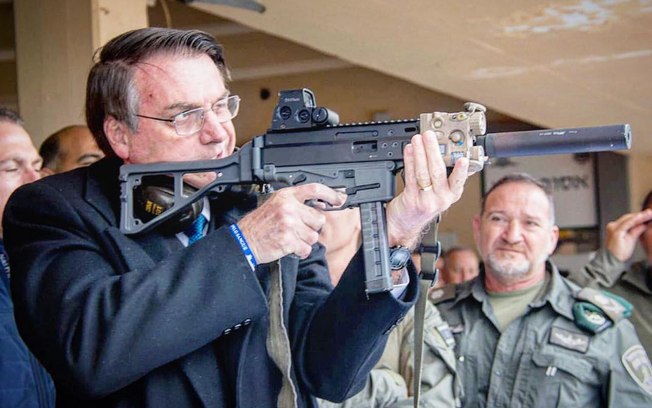 Bolsonaro anuncia decreto para ‘facilitar a vida’ de colecionadores de armas