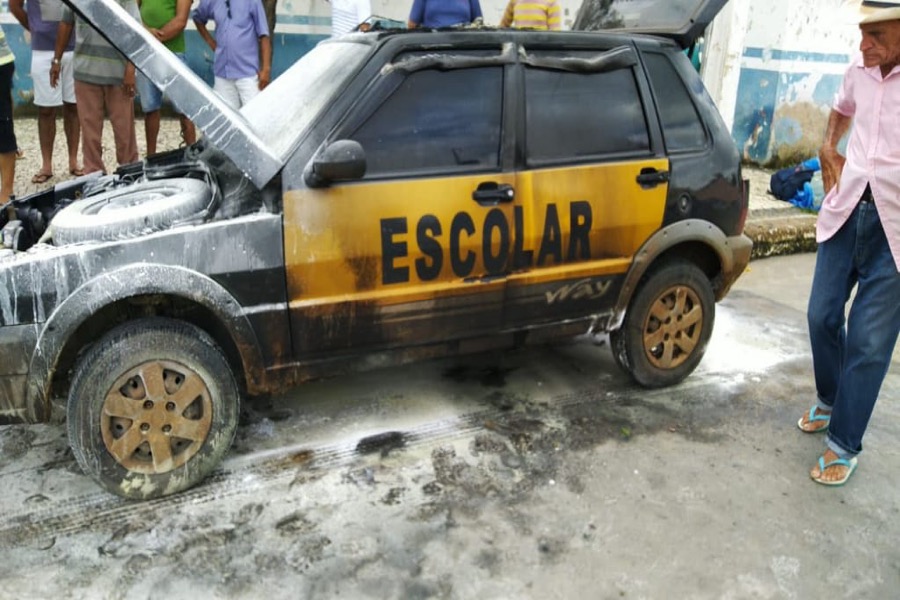 Ônibus escolar e carro que levava estudantes para escola é incendiado em Assaré-CE