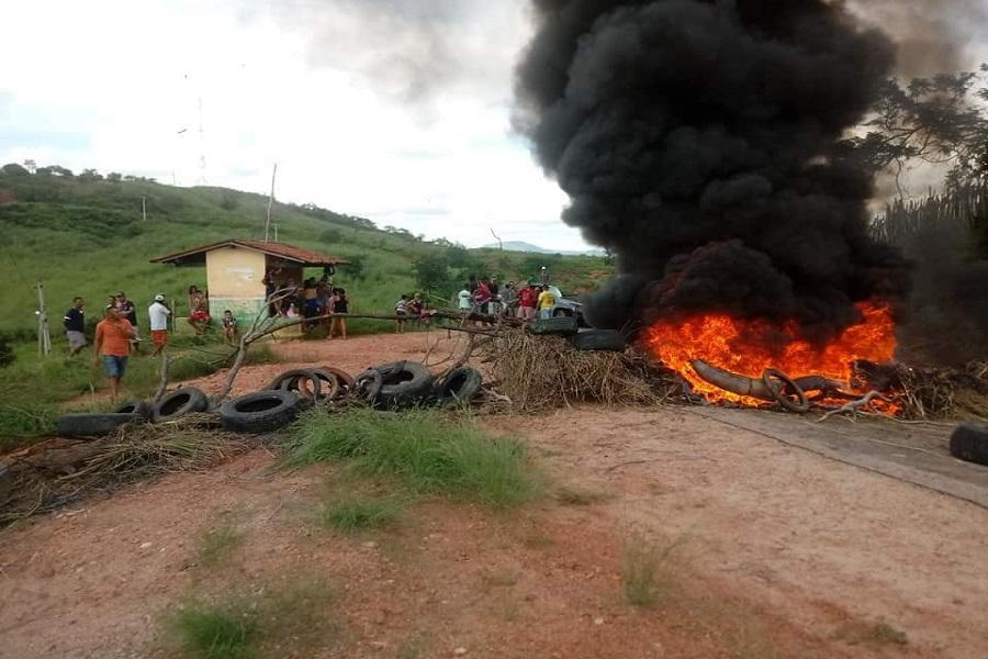 Moradores fazem protesto por melhorias na CE-60 entre Granjeiro e Várzea  Alegre