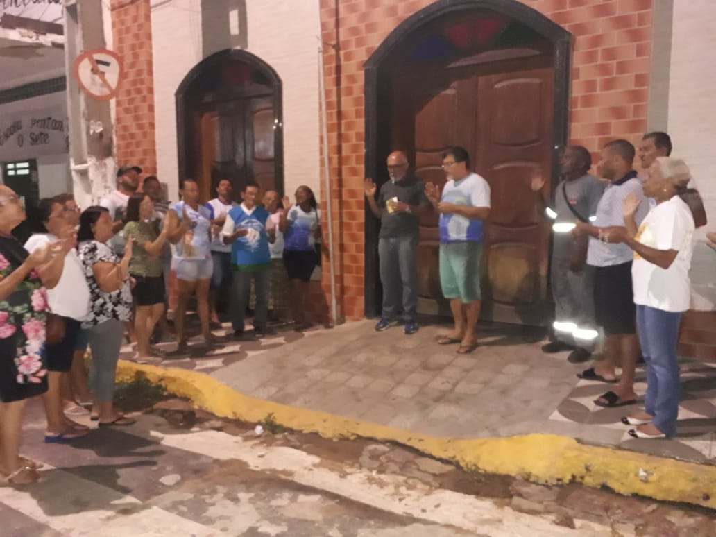 Fiéis rezam terço fora da igreja após padre demitir zeladora da capela em Crato; saiba mais