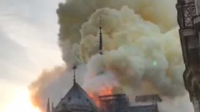 Incêndio destrói parte da catedral de Notre-Dame em Paris