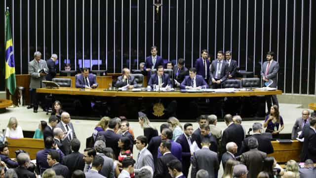 Câmara conclui votação de projeto que altera regras para partidos