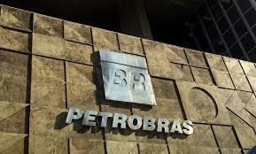 Bovespa opera em queda nesta sexta; Petrobras cai 5% após interferência do governo no preço de diesel