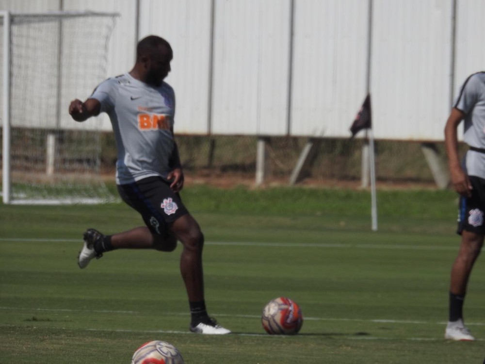 Manoel volta a treinar e deve ser titular do Corinthians em semifinal contra o Santos