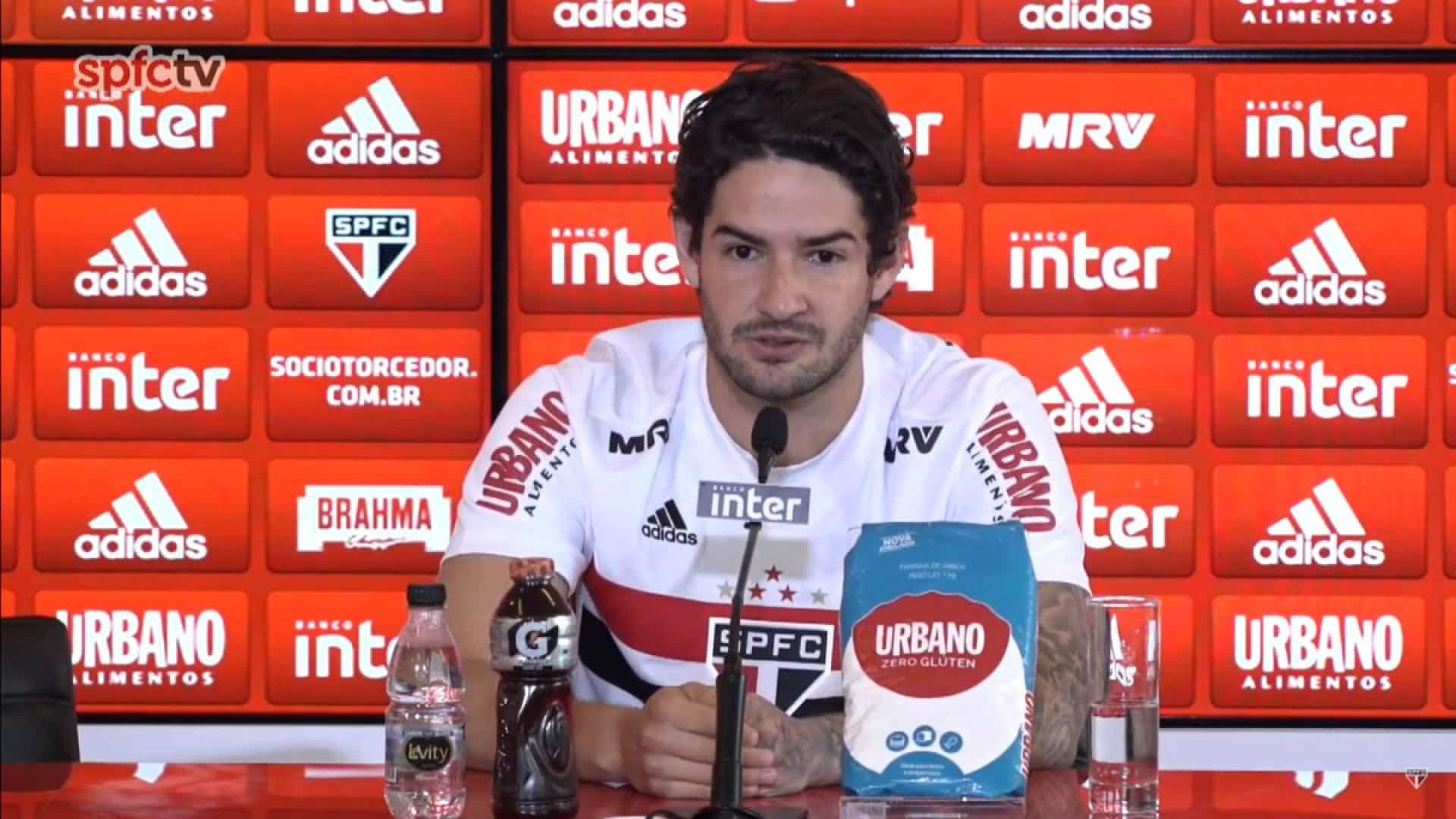 Cuca confirma que Pato usará a camisa 9: “Treinando como centroavante”