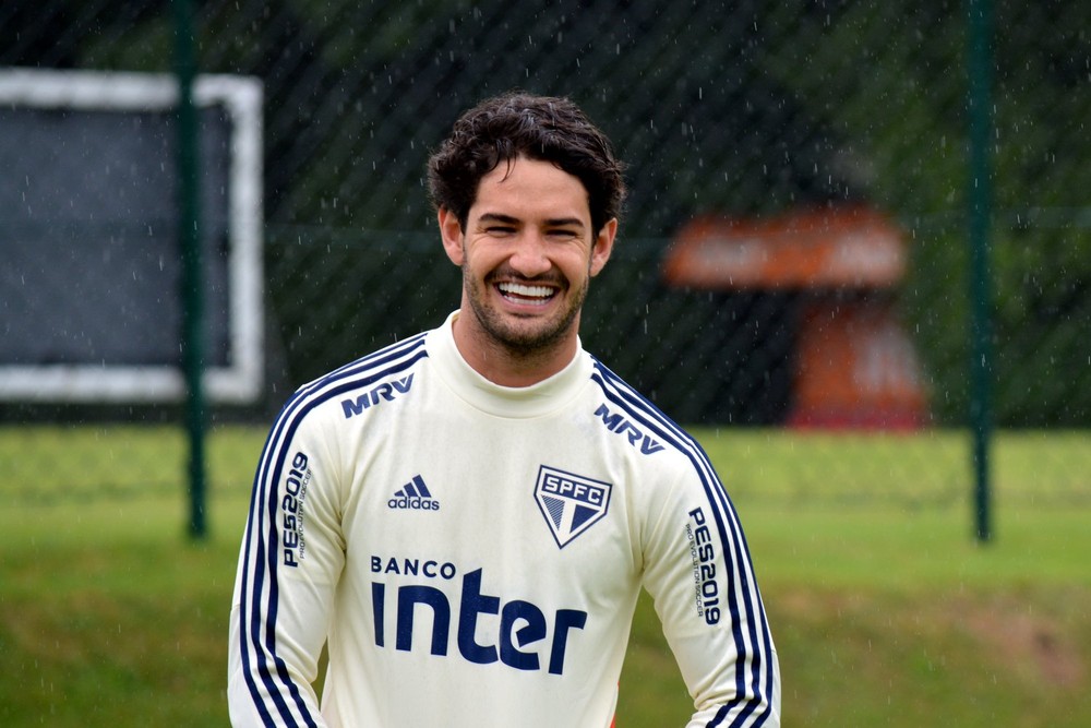 Após final, Pato, enfim, poderá enfrentar o Corinthians com a camisa do São Paulo