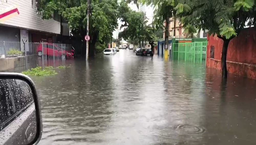 Chuva alaga ruas e causa transtornos no Recife