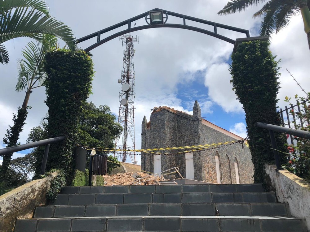 Com mais de 80 anos, escultura de Cristo em topo de igreja histórica desaba em região serrana do Ceará