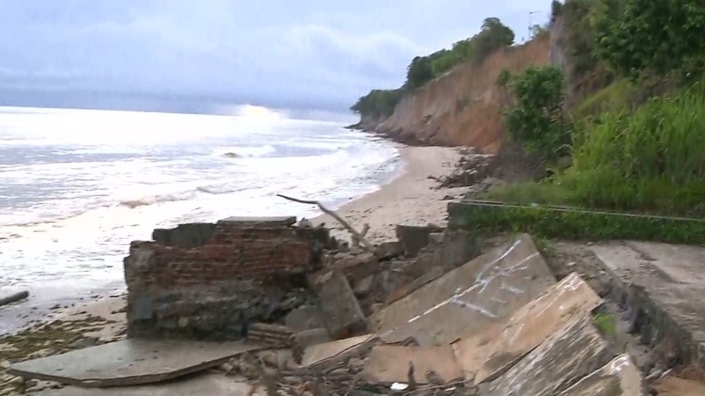 Jovem fica ferida após cair da barreira do Cabo Branco, em João Pessoa