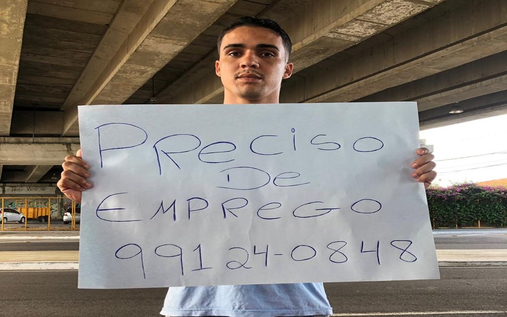 Desempregado é contratado após usar cartaz para pedir emprego em Aracaju