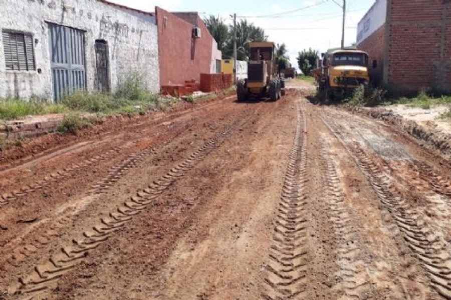 Seinfra executa serviços de terraplanagem em diversas ruas do município de Juazeiro do Norte