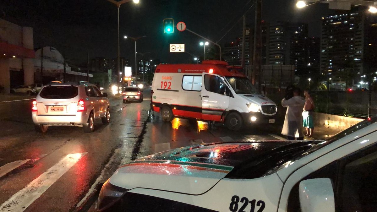 Homem em situação de rua é atropelado ao tentar atravessar faixa de pedestre em Fortaleza