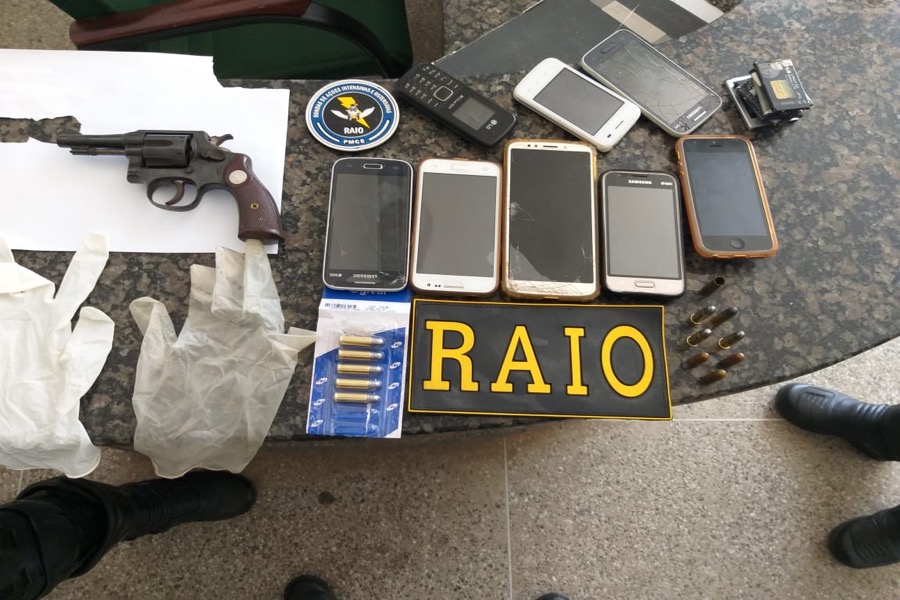 Após denúncias de compra de objetos furtados BPRAIO aprende arma de fogo e vários celulares  em Crato-CE