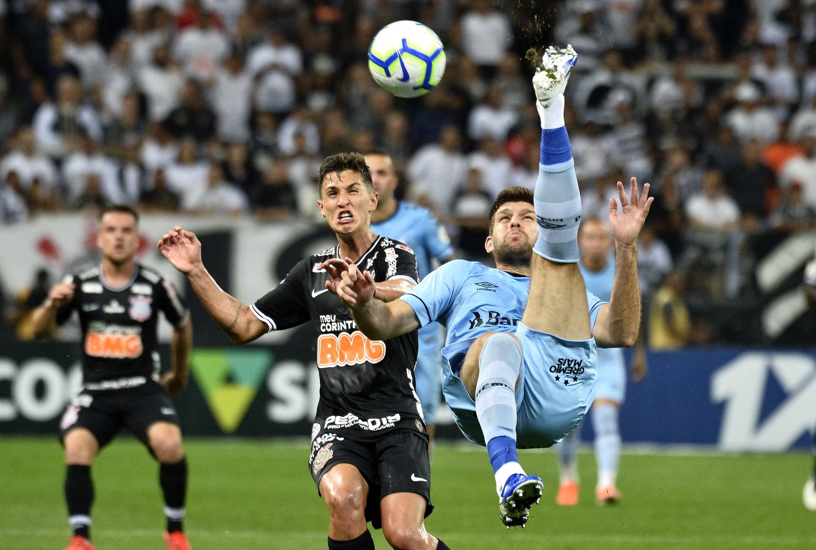 Luan sofre estiramento e vira baixa no Grêmio; Kannemann fica afastado por três semanas