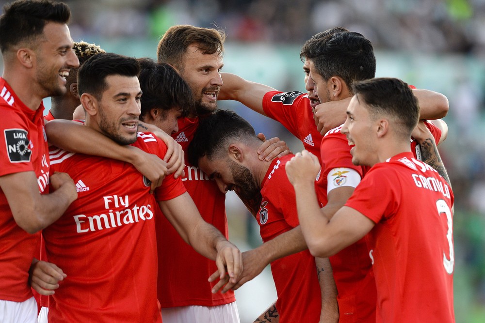 Benfica e Porto vencem, e decisão do título do Campeonato Português fica para última rodada