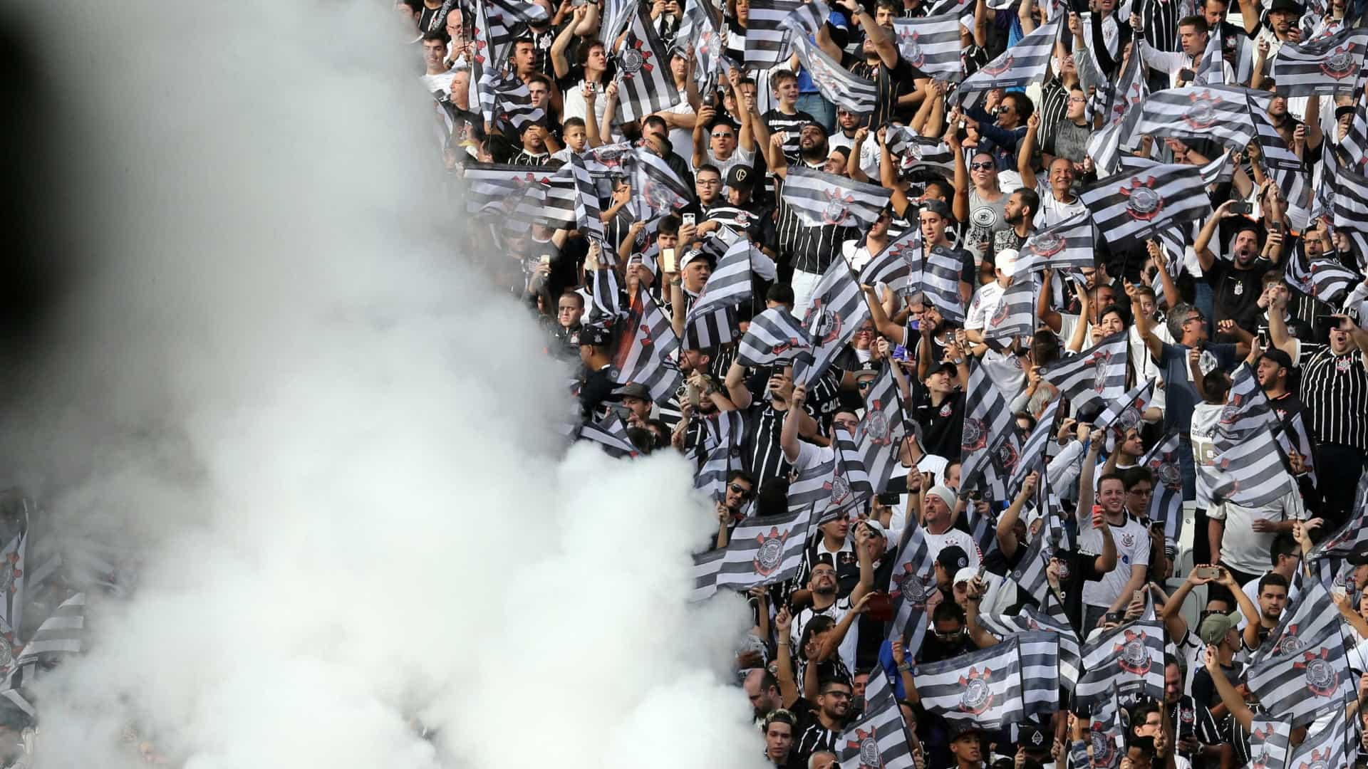 Corinthians e Flamengo vivem situações financeiras opostas