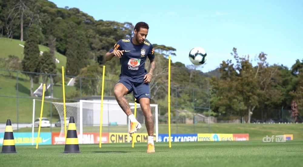 Neymar volta a treinar em campo com o grupo da seleção brasileira nesta sexta-feira