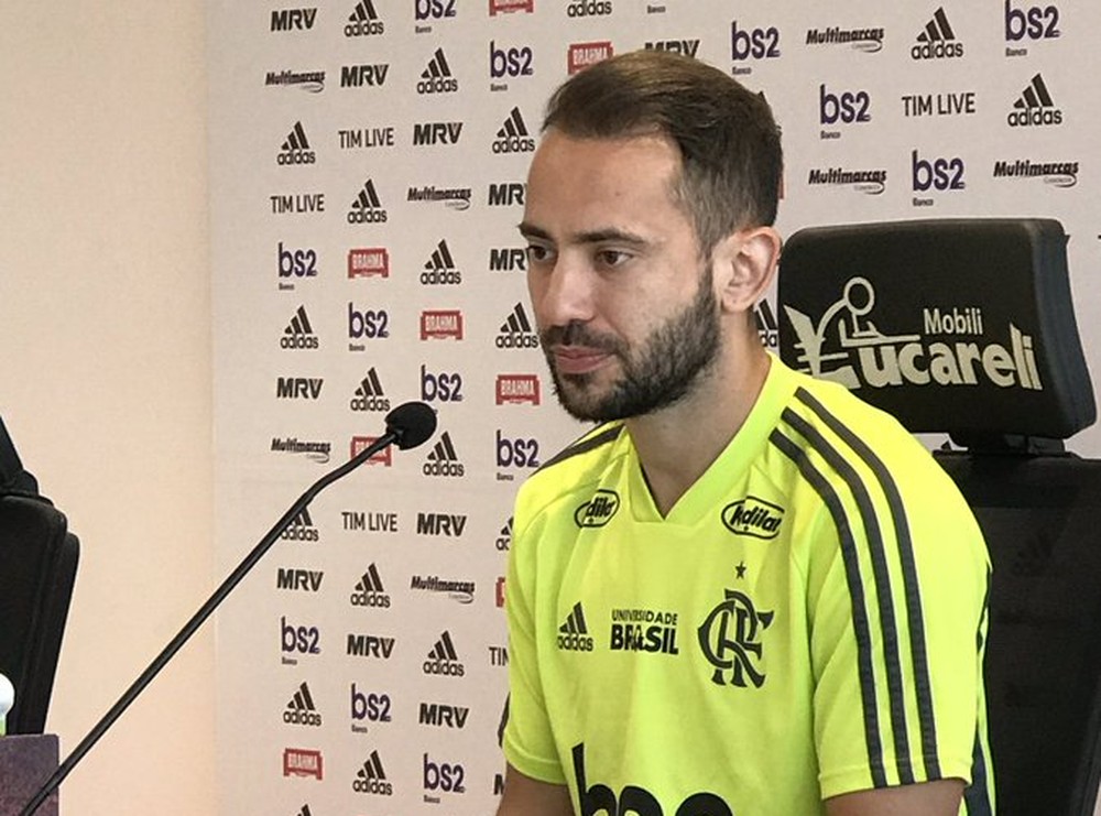 Everton vê disputa aberta entre Arrascaeta e Diego no Flamengo: “Briga constante de todos na frente”