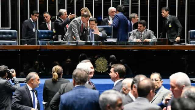 Senado aprova MP que estende gratificações a servidores na AGU