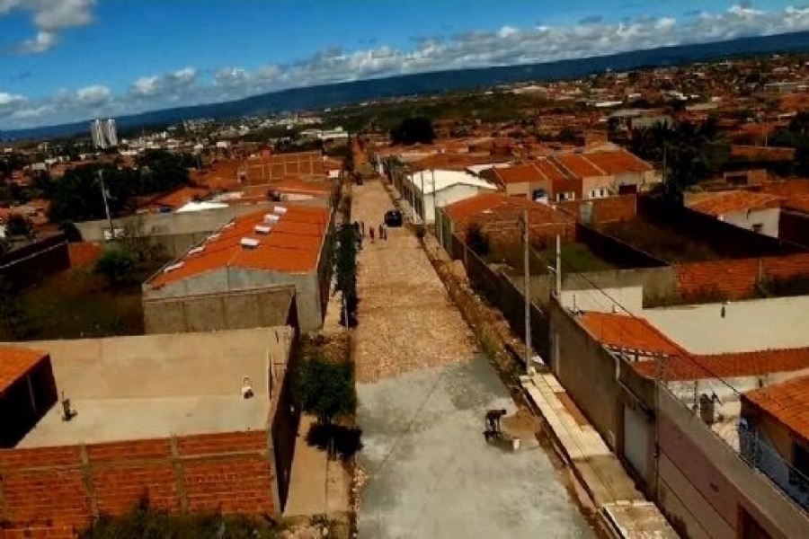 Prefeito Arnon Bezerra visita ruas que estão sendo calçadas no bairro Jardim Gonzaga