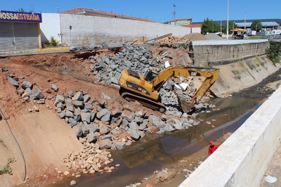 Prefeitura de Crato inicia obras de reconstrução de trechos danificados no Canal do Rio Granjeiro