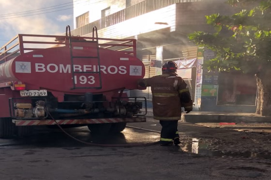 Incêndio destrói mercadorias de mercantil em Juazeiro do Norte-CE