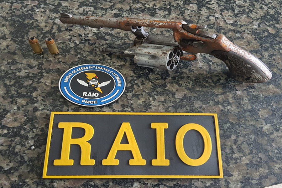 Arma de fogo é encontrada em sacola no meio do matagal em Crato-CE