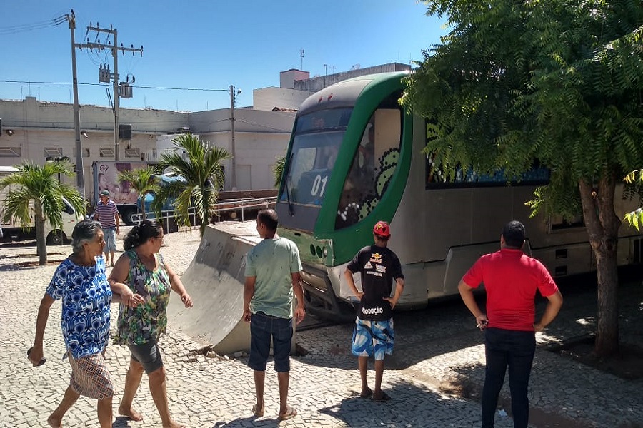 Metrô do Cariri perde freio em Crato e duas pessoas saem feridas; veja imagens