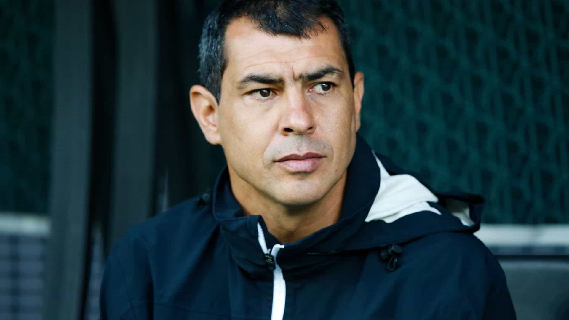 Carille diz ter sido xingado por auxiliar do árbitro em jogo com Santos