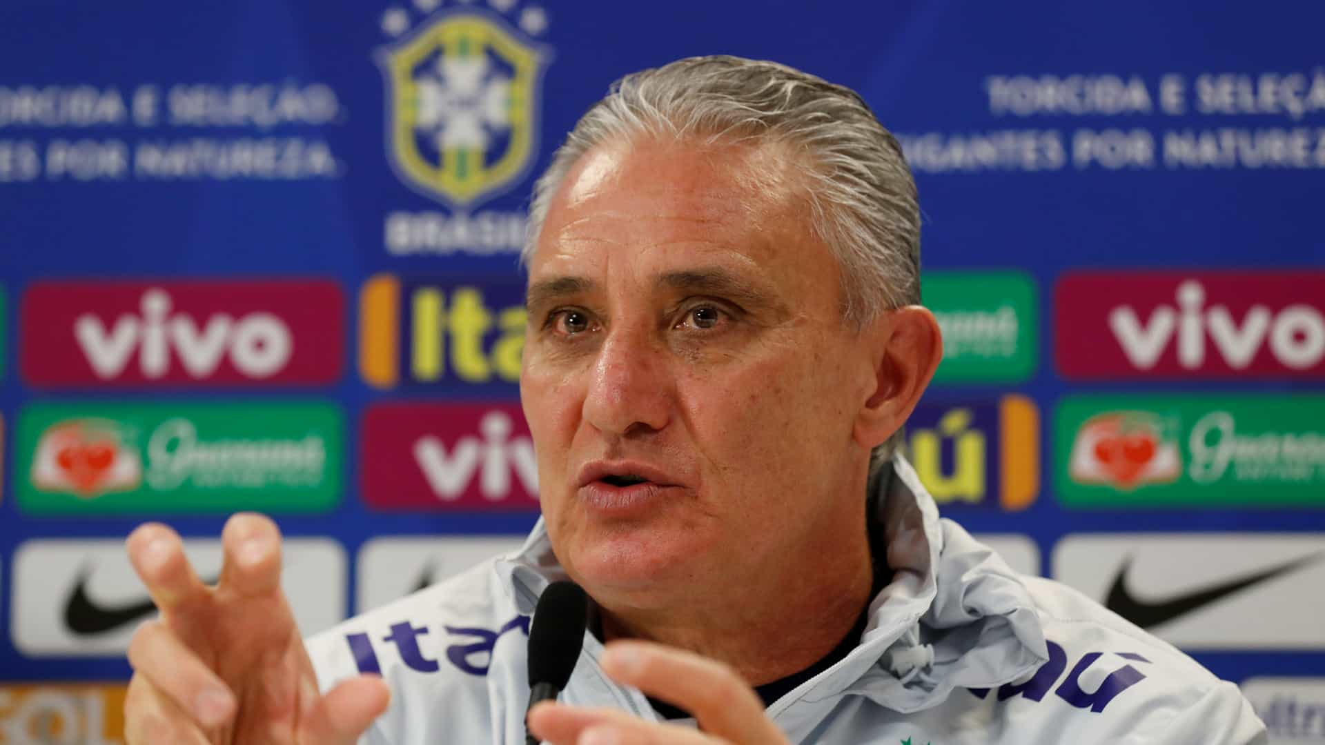 Tite confirma volta de Arthur e diz que seleção ganha em movimentação